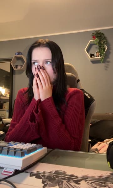 Reaction hook layout preview with a creator in a red sweater
